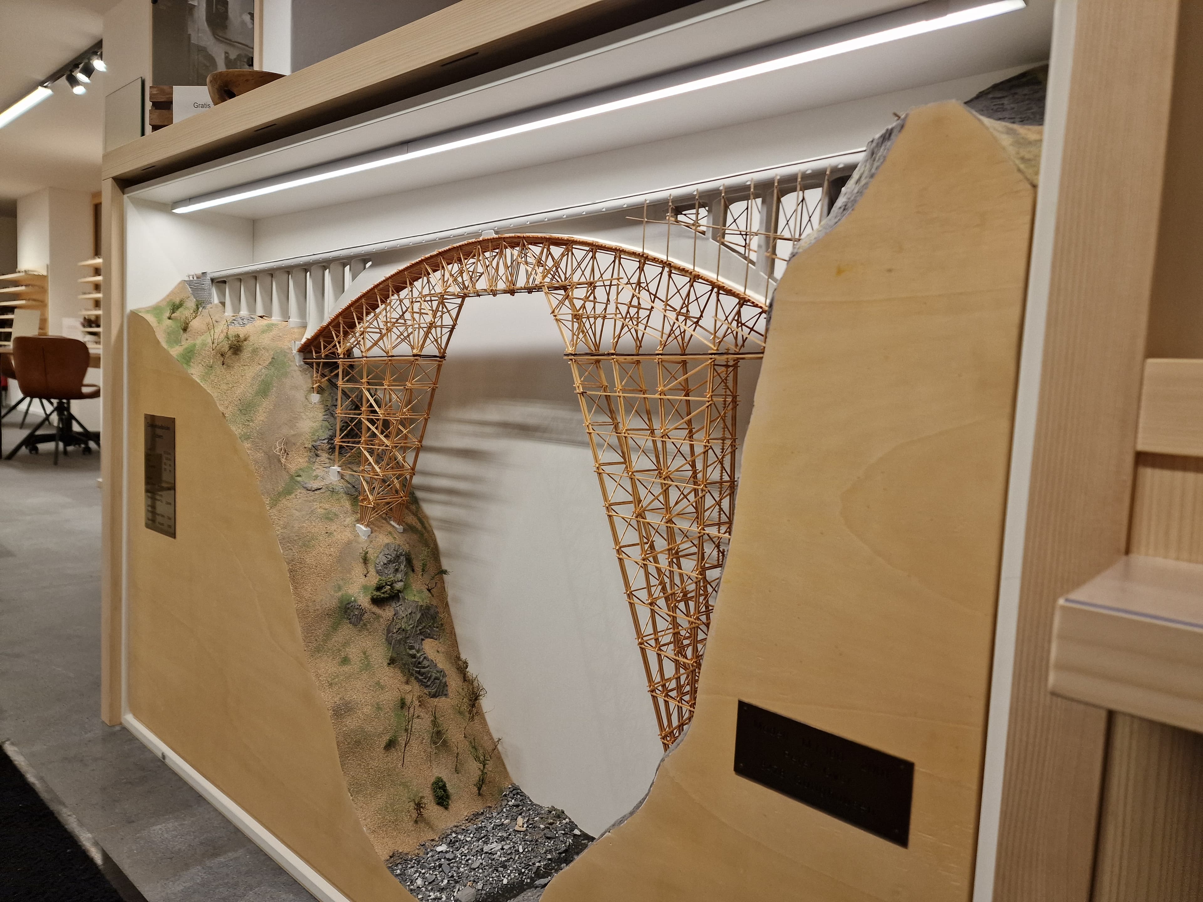 Salgina-Brücke als Detail im Geschäft
