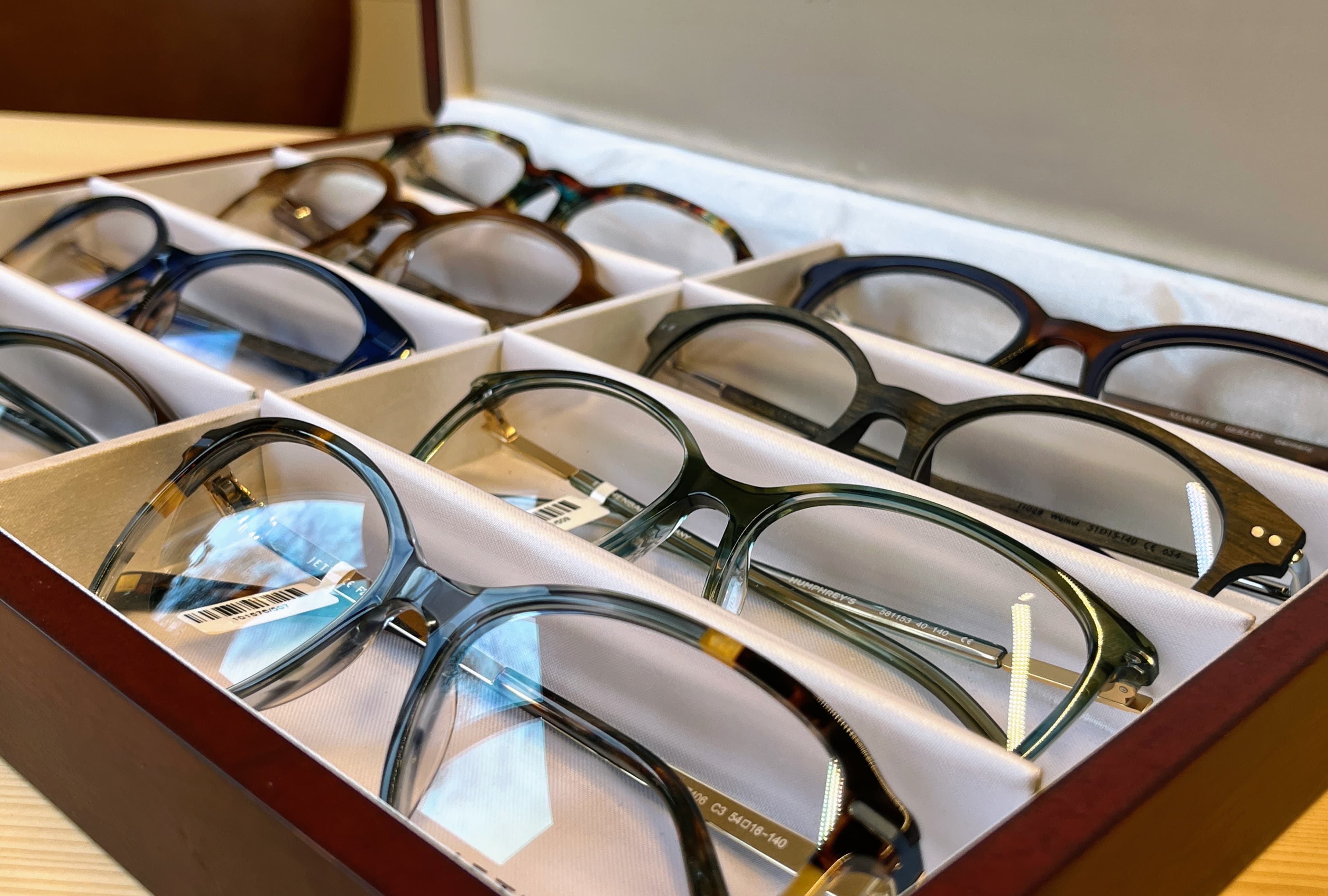 Innenraum mit Brillenregalen bei Salgina Optik